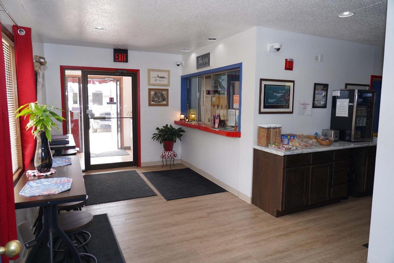 Model Towne Inn Motel Gwinn Екстериор снимка