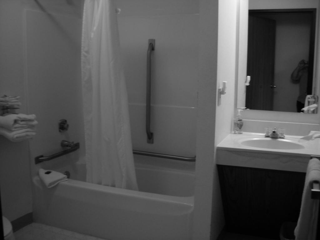 Model Towne Inn Motel Gwinn Стая снимка