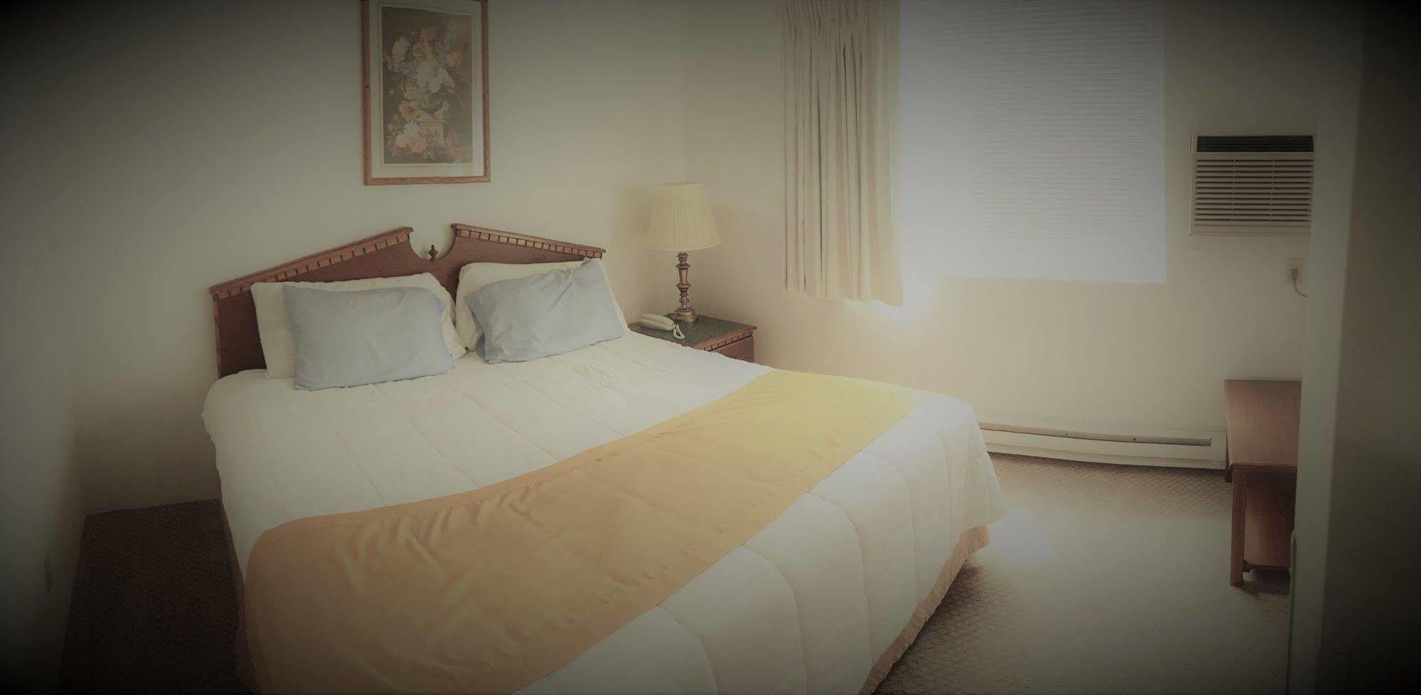 Model Towne Inn Motel Gwinn Екстериор снимка
