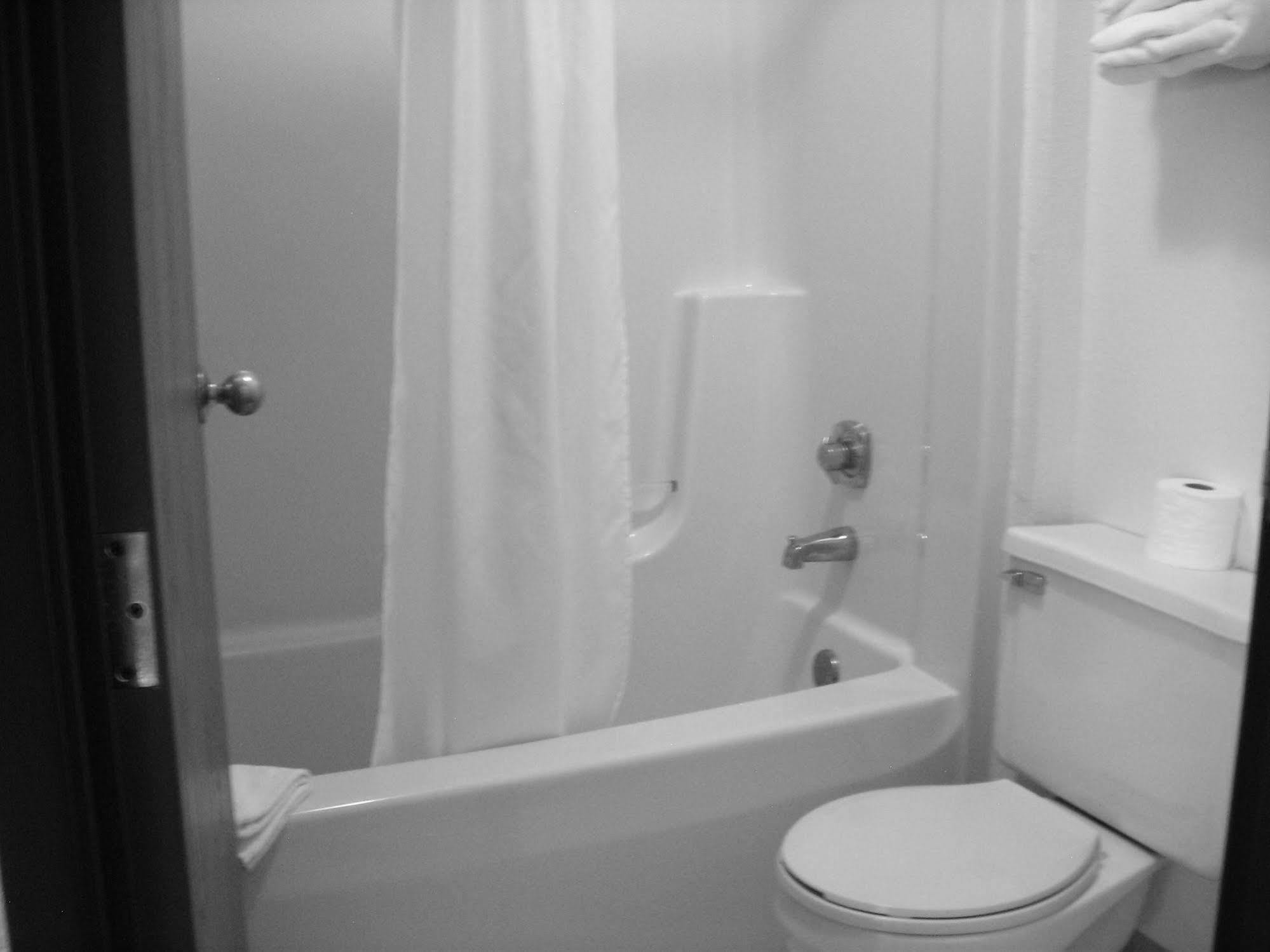Model Towne Inn Motel Gwinn Екстериор снимка