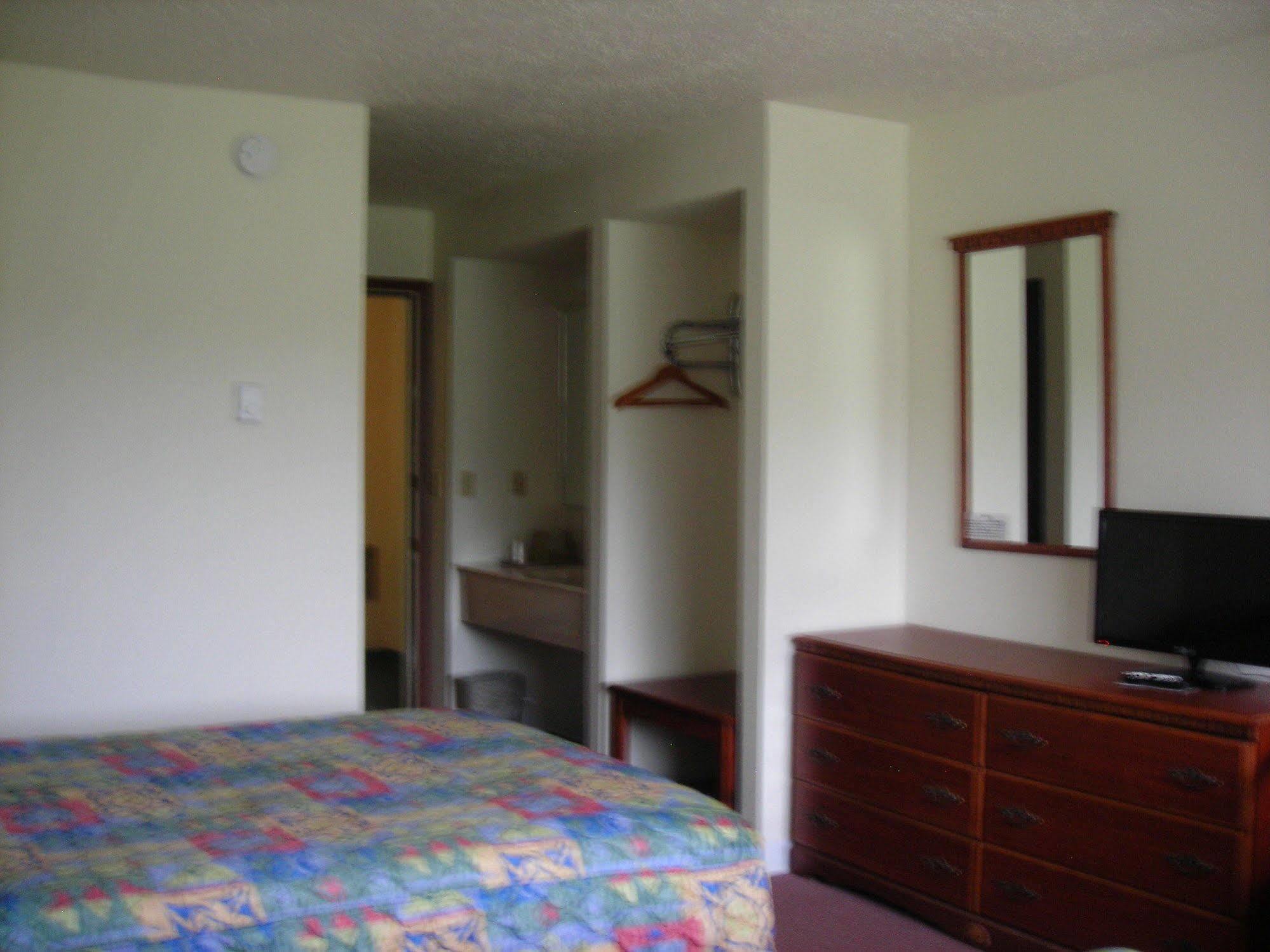 Model Towne Inn Motel Gwinn Екстериор снимка